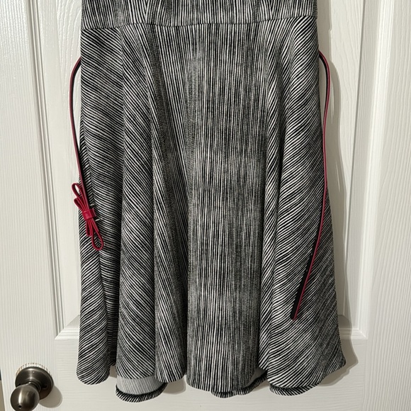 Cute flared A-line black and white dress with hot pink patent leather belt - Picture 3 of 10